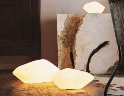 Oluce Stones - Pietre luminose come lampade per esterno