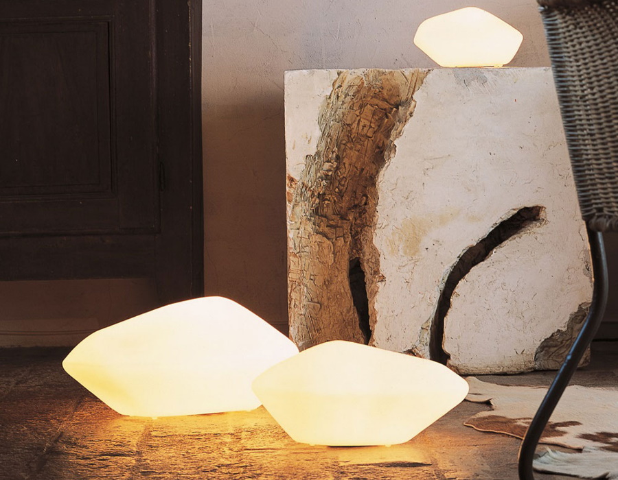 Oluce Stones - Pietre luminose come lampade per esterno